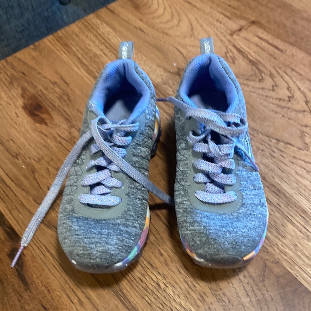 Kids Skechers grey with colour heel